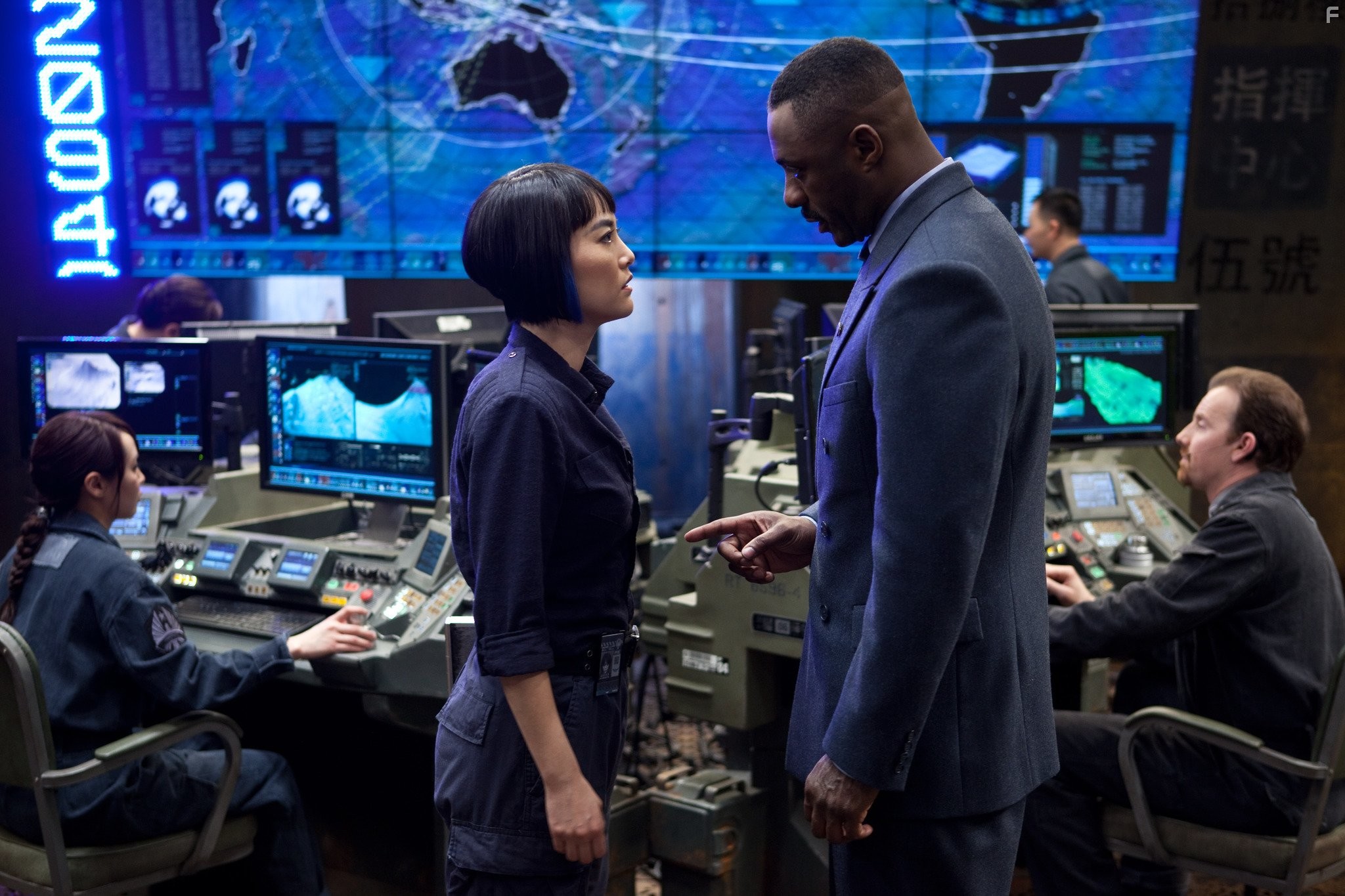 Idris Elba and Rinko Kikuchi in Тихоокеанский рубеж (2013)