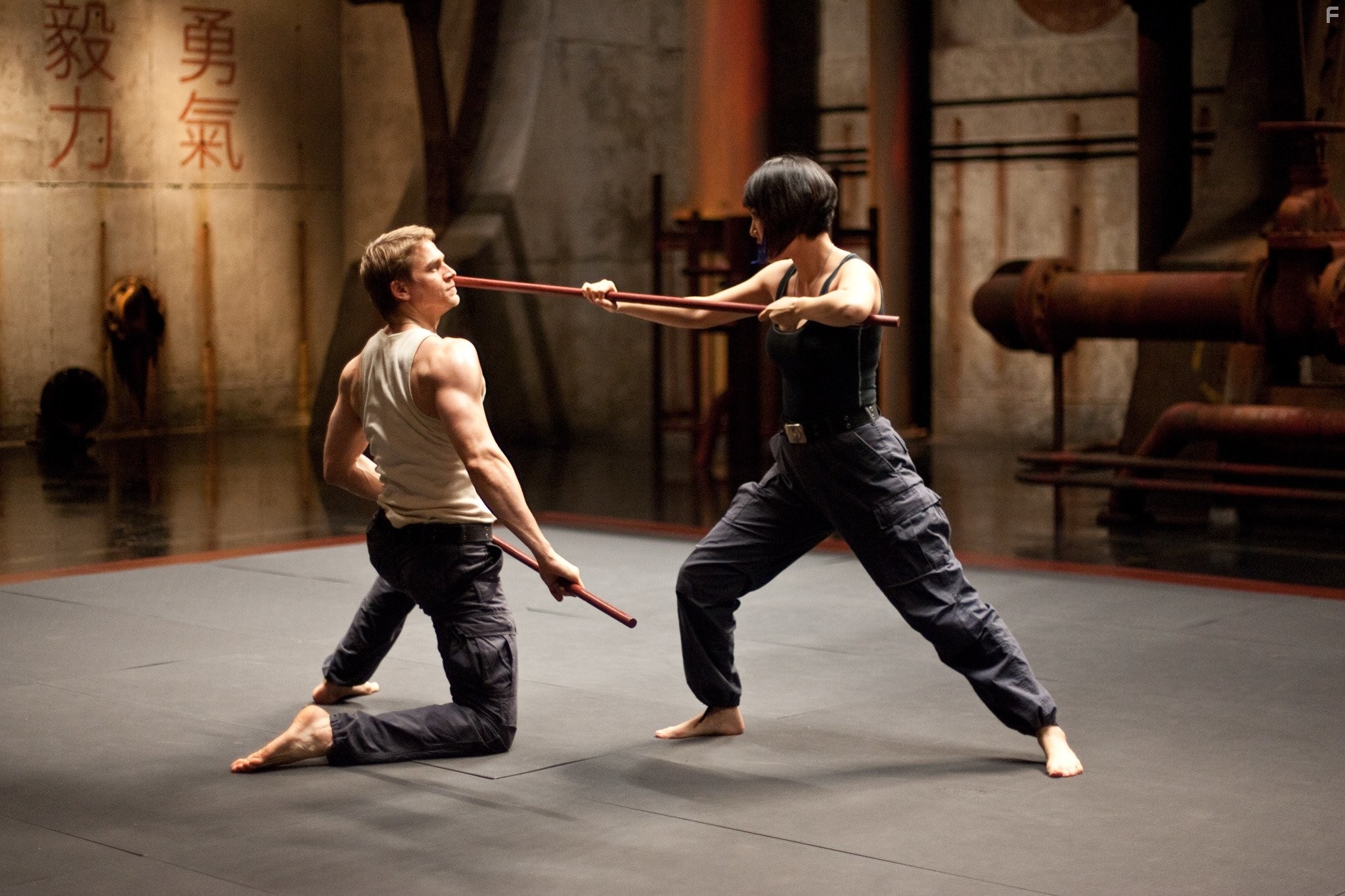 Charlie Hunnam and Rinko Kikuchi in Тихоокеанский рубеж (2013)