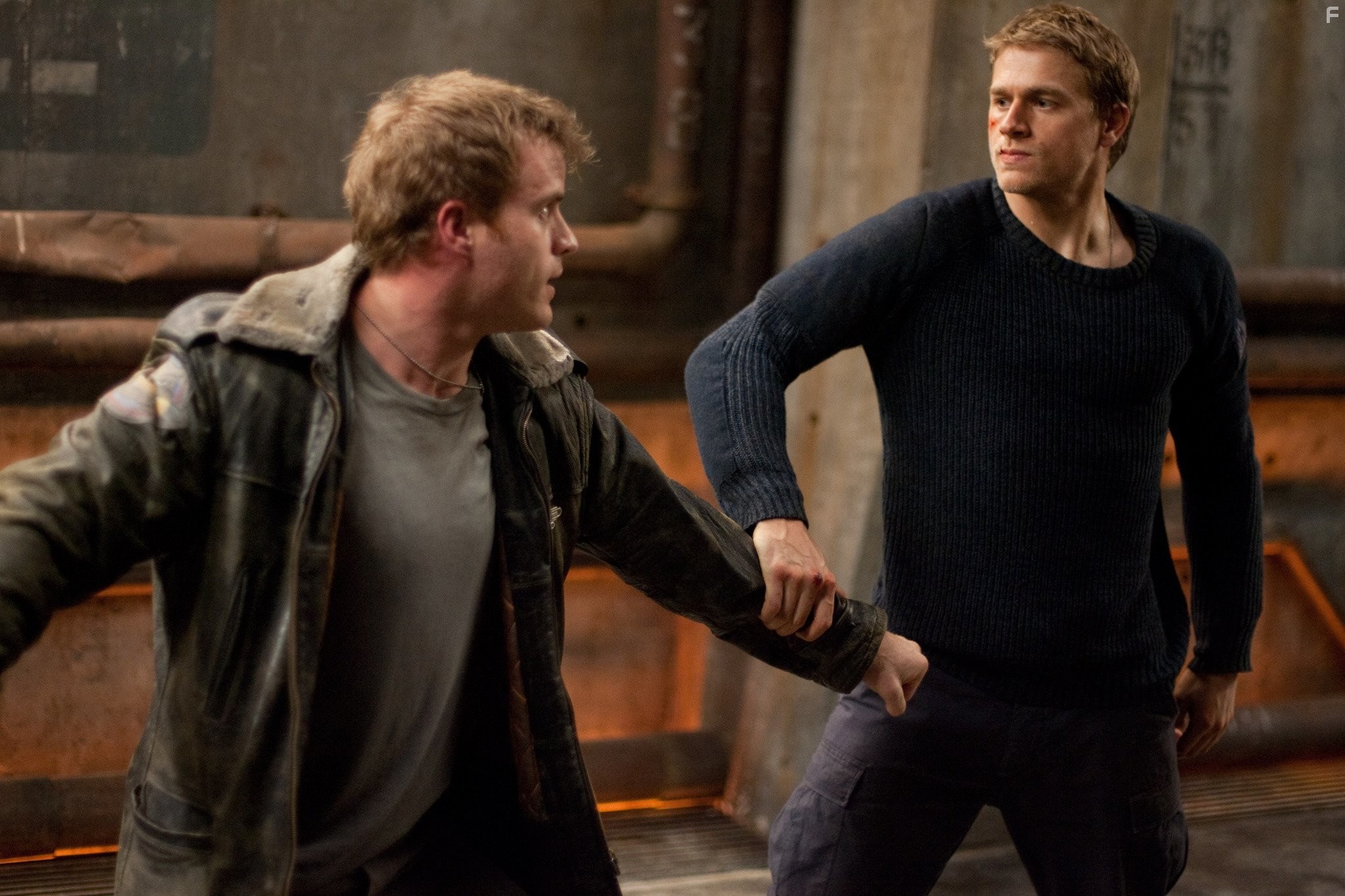 Charlie Hunnam and Robert Kazinsky in Тихоокеанский рубеж (2013)