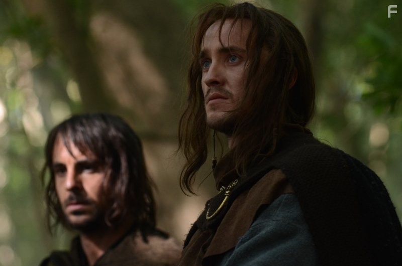 Tom Felton and Emun Elliott in Лабиринт (2012)
