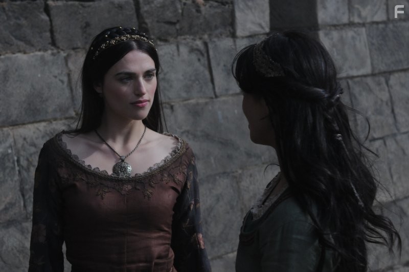 Katie McGrath and Jessica Brown in Лабиринт (2012)