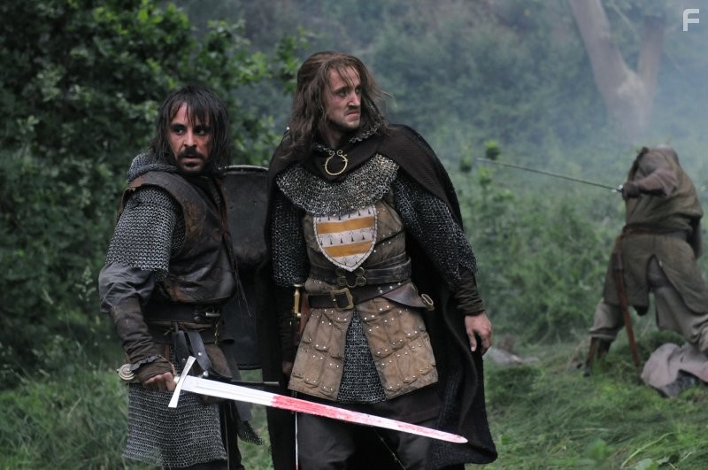 Tom Felton and Emun Elliott in Лабиринт (2012)