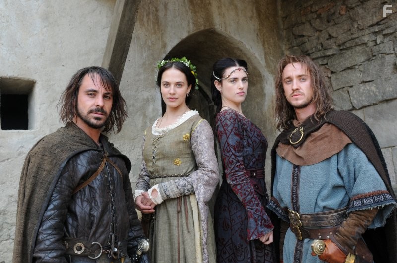 Tom Felton, Emun Elliott, Katie McGrath, and Jessica Brown Findlay in Лабиринт (2012)