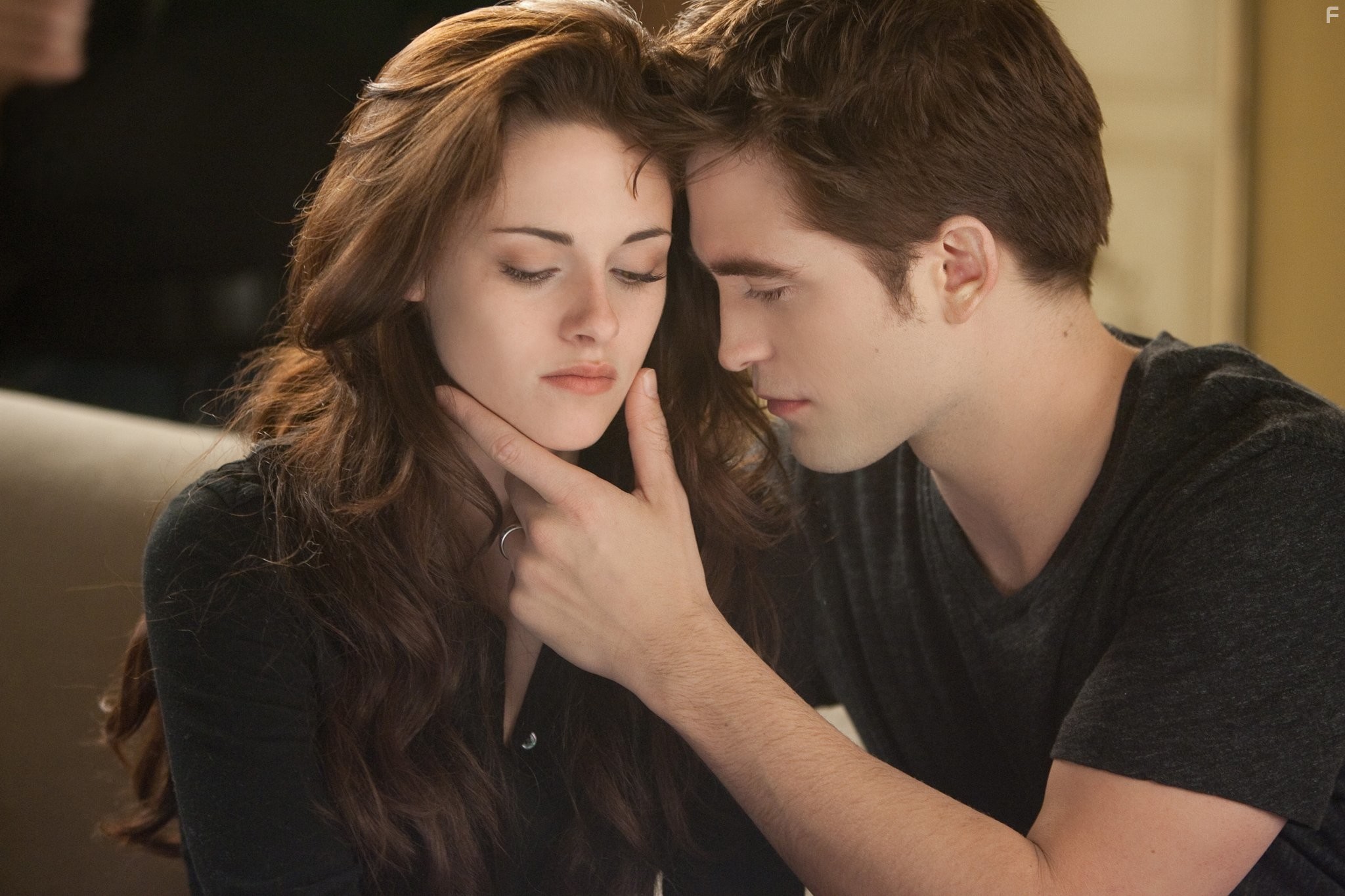 Kristen Stewart and Robert Pattinson in Сумерки. Сага. Рассвет: Часть 2 (2012)
