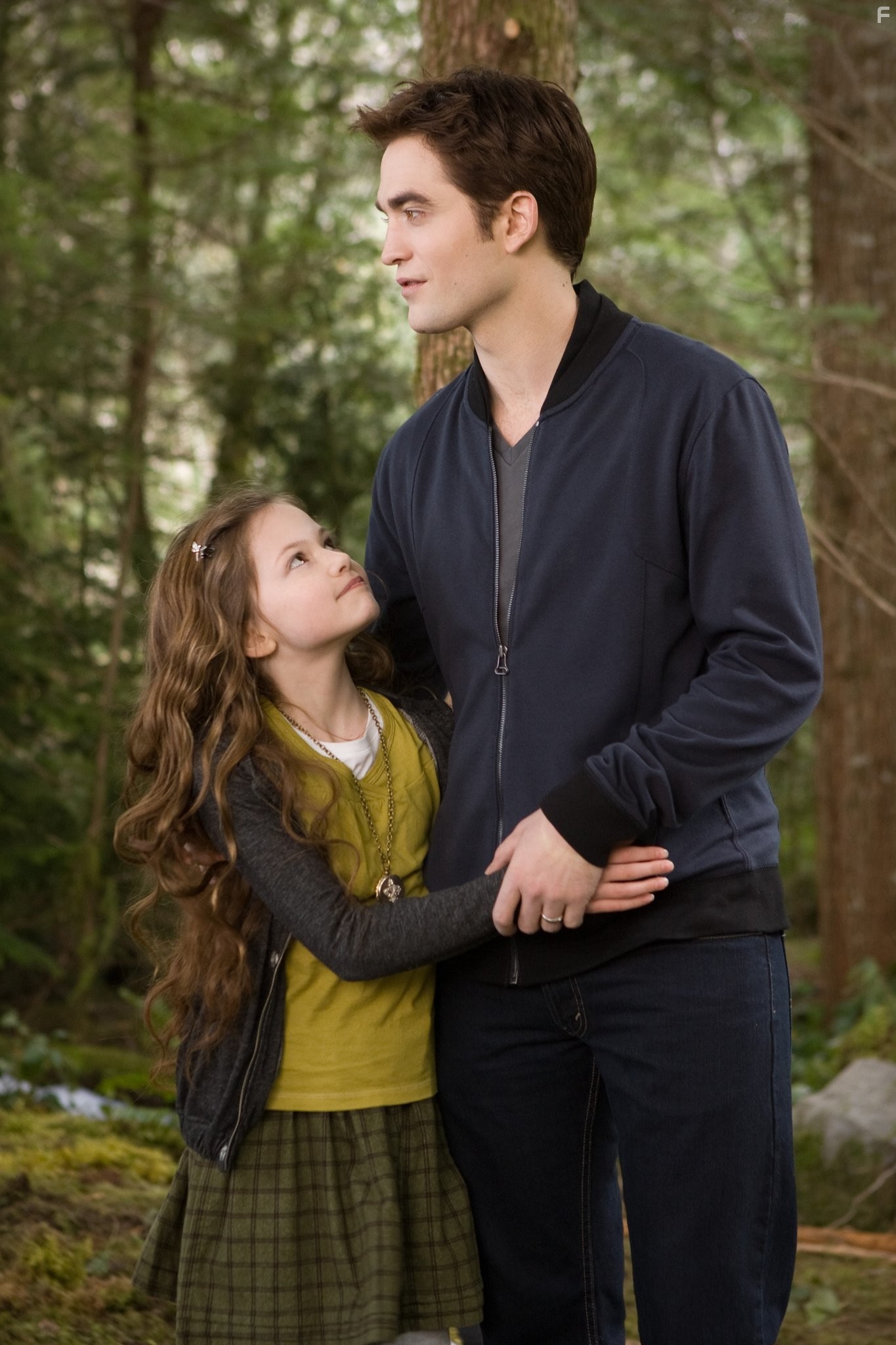 Robert Pattinson and Mackenzie Foy in Сумерки. Сага. Рассвет: Часть 2 (2012)