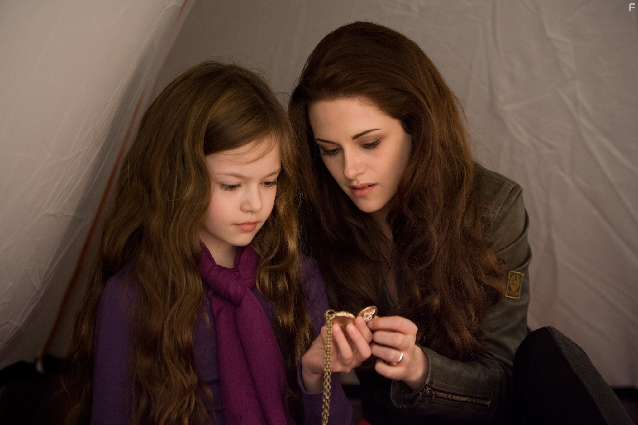 Kristen Stewart and Mackenzie Foy in Сумерки. Сага. Рассвет: Часть 2 (2012)