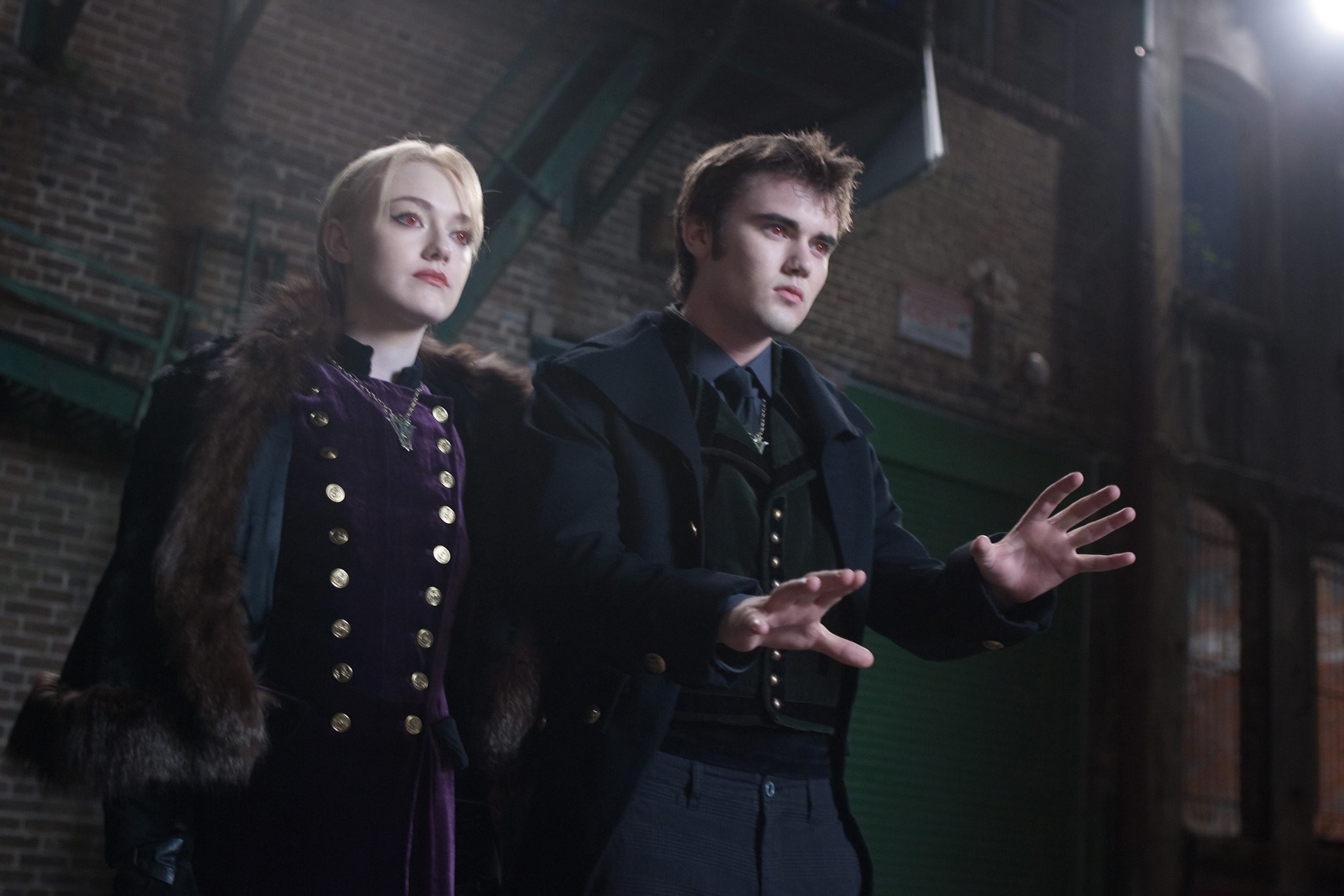 Dakota Fanning and Cameron Bright in Сумерки. Сага. Рассвет: Часть 2 (2012)