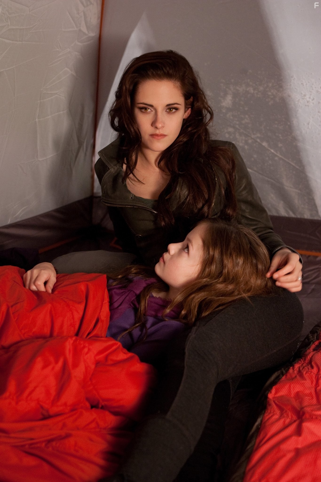 Kristen Stewart and Mackenzie Foy in Сумерки. Сага. Рассвет: Часть 2 (2012)
