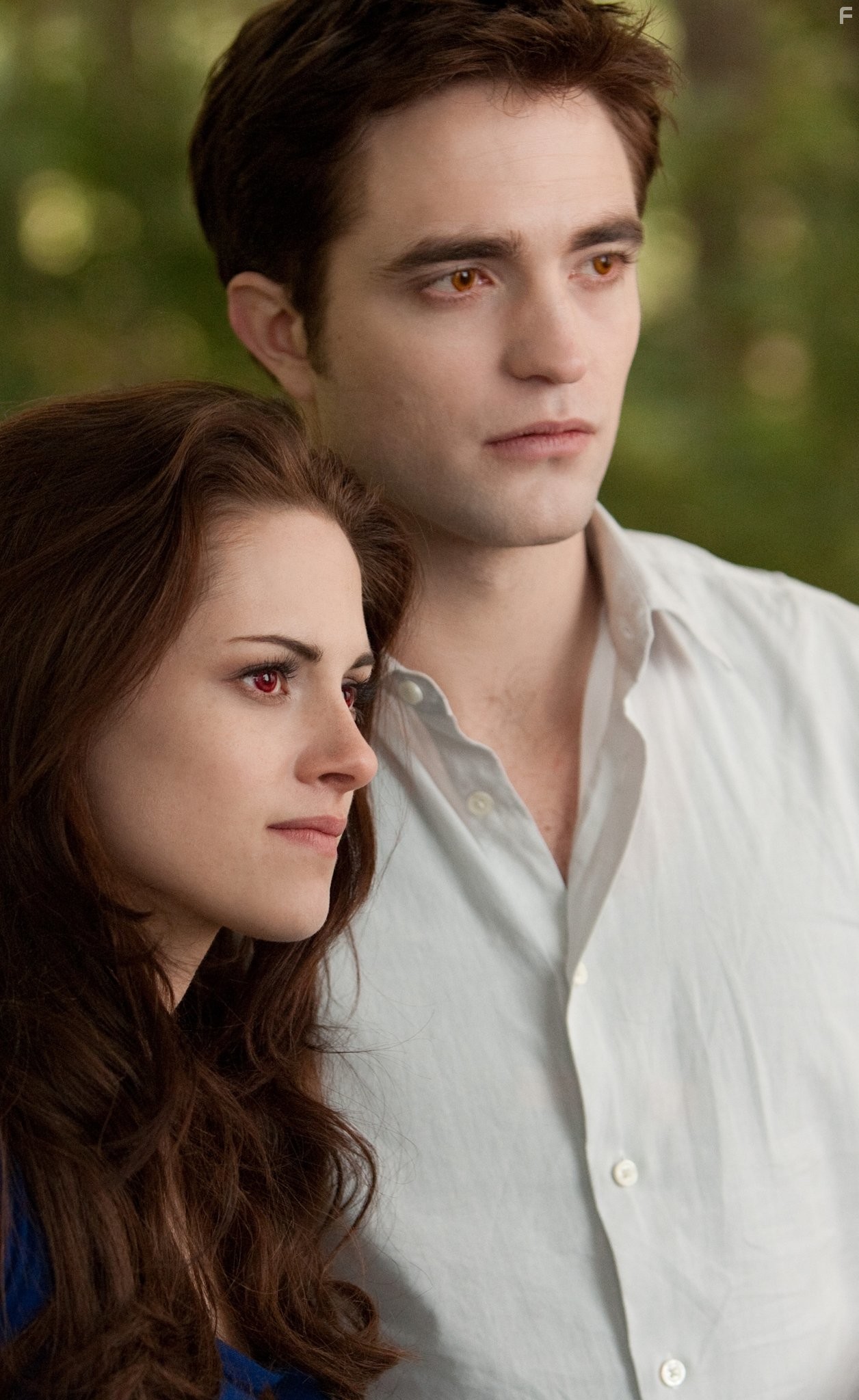 Kristen Stewart and Robert Pattinson in Сумерки. Сага. Рассвет: Часть 2 (2012)