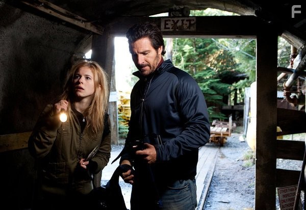Ed Quinn and Magda Apanowicz in Знамение Судного дня (2012)