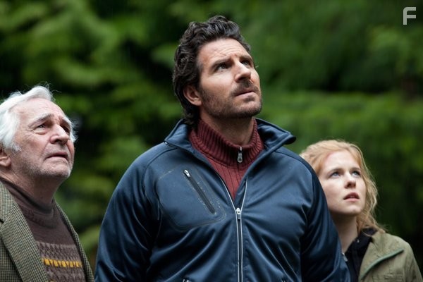 Ed Quinn, Donnelly Rhodes, and Magda Apanowicz in Знамение Судного дня (2012)