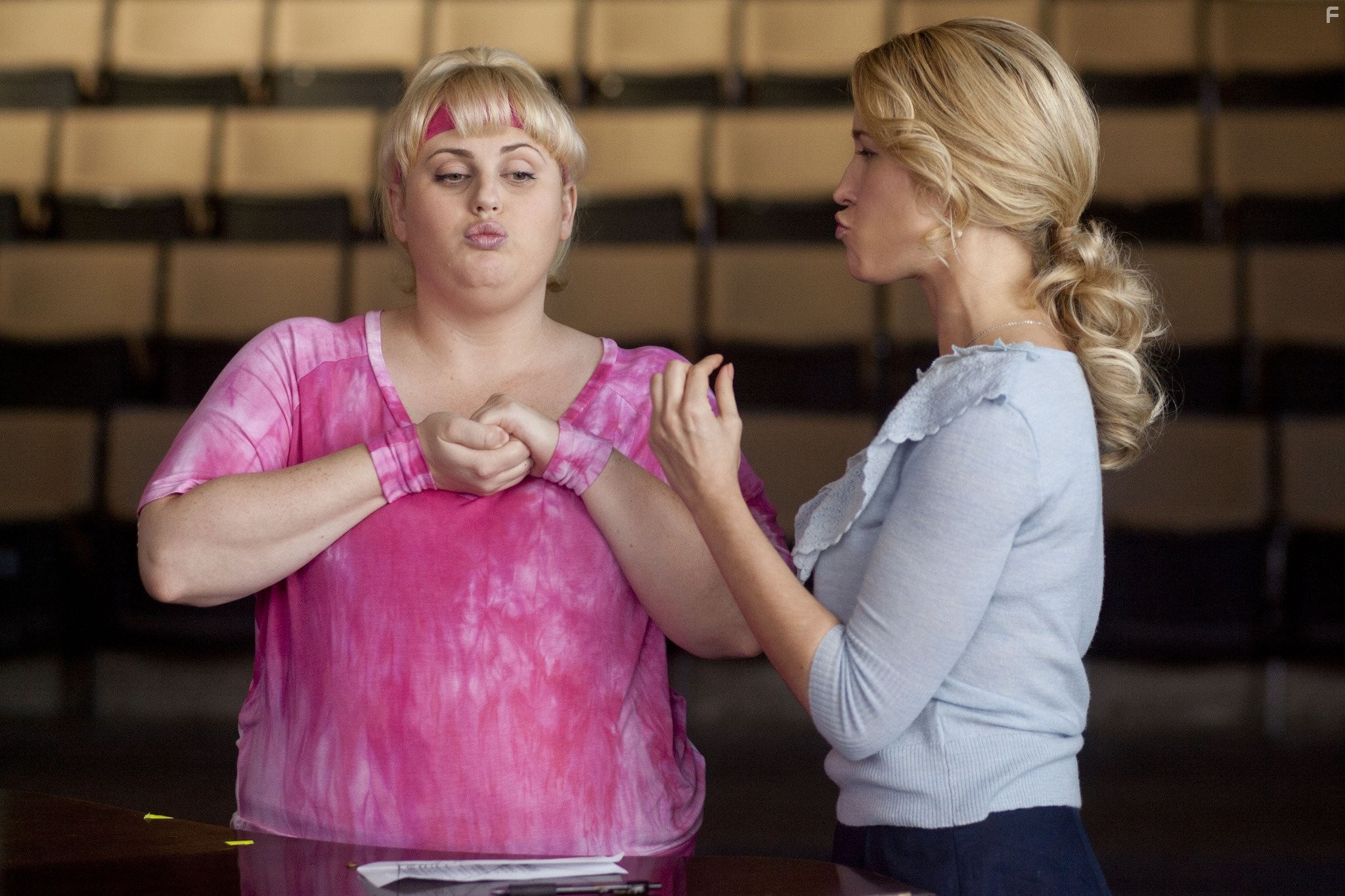 Rebel Wilson and Anna Camp in Идеальный голос (2012)
