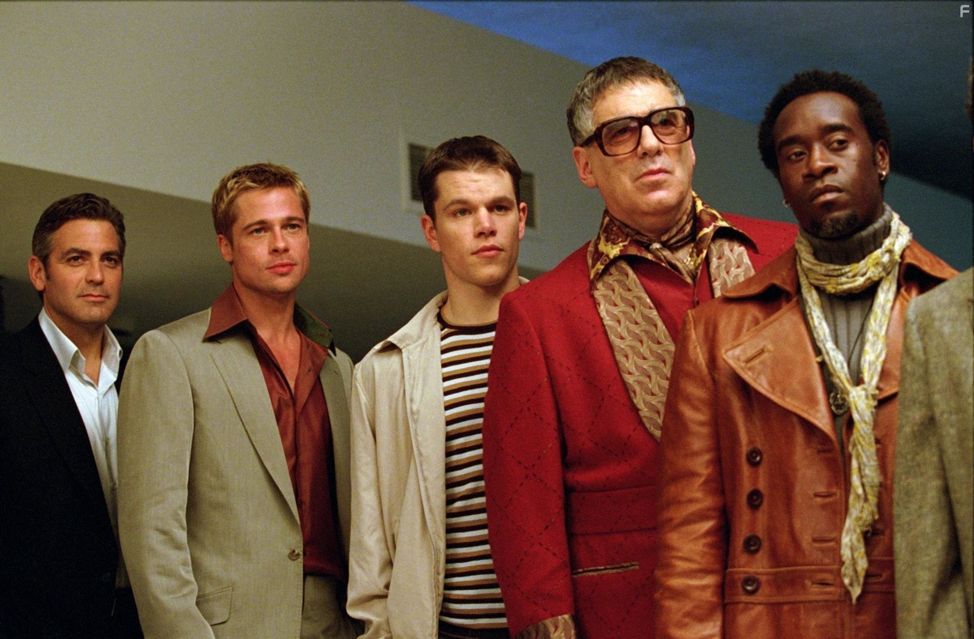 Brad Pitt, George Clooney, Don Cheadle, Matt Damon, and Elliott Gould in Одиннадцать друзей Оушена (2001)
