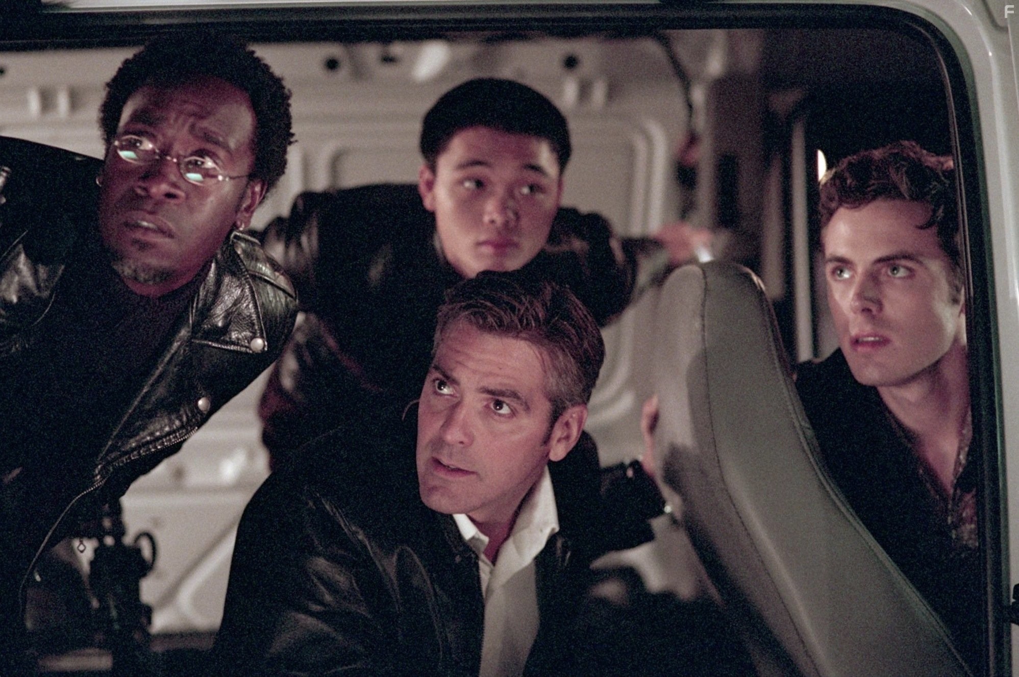 George Clooney, Don Cheadle, Casey Affleck, Carol Florence, and Shaobo Qin in Одиннадцать друзей Оушена (2001)