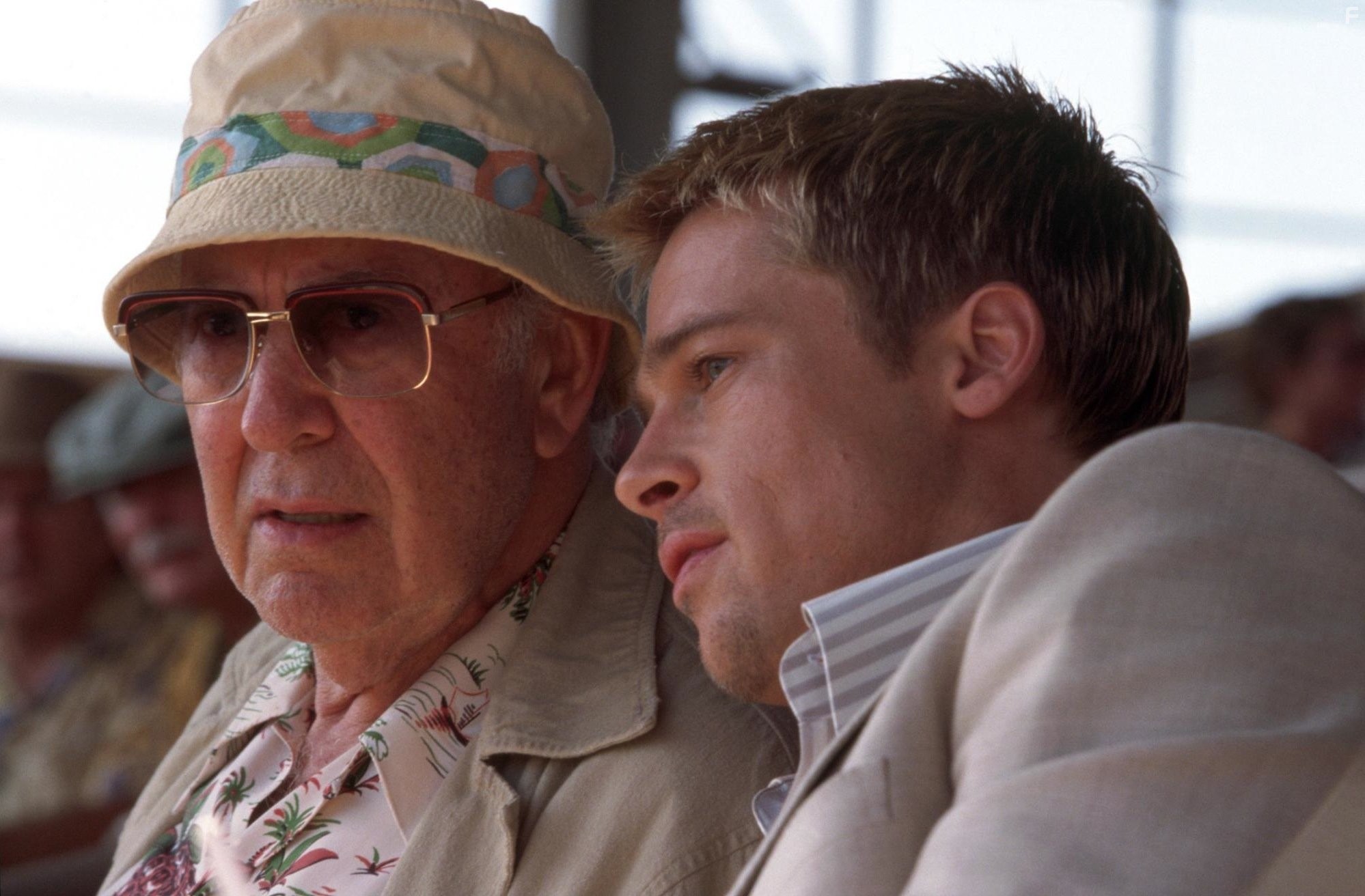 Brad Pitt and Carl Reiner in Одиннадцать друзей Оушена (2001)
