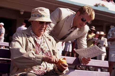 Brad Pitt and Carl Reiner in Одиннадцать друзей Оушена (2001)