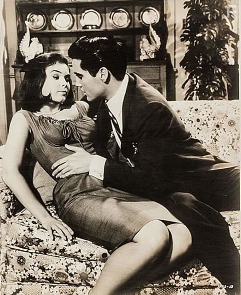 Elvis Presley and Yvonne Craig in Это случилось на Всемирной ярмарке (1963)