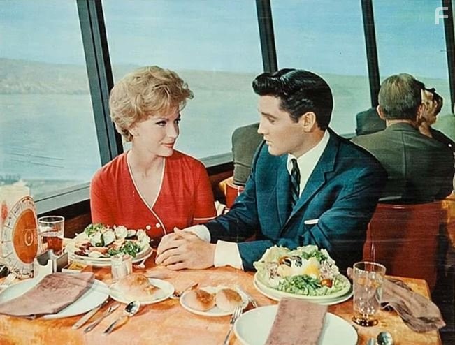 Elvis Presley and Joan O'Brien in Это случилось на Всемирной ярмарке (1963)