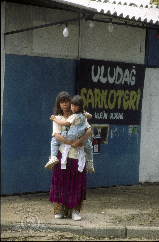 Sally Field and Sheila Rosenthal in Только не без моей дочери (1991)
