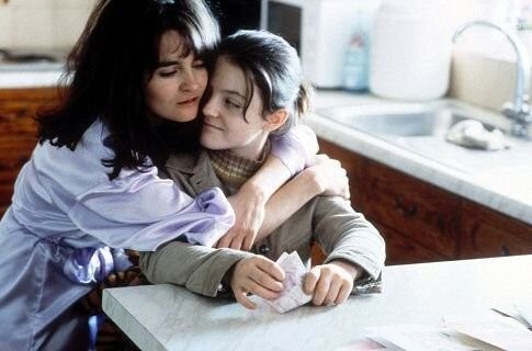 Shirley Henderson and Finn Atkins in Однажды в Средней Англии (2002)