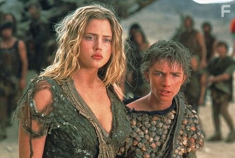 Estella Warren and Lucas Elliot Eberl in Планета обезьян (2001)