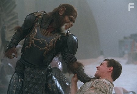 Mark Wahlberg and Tim Roth in Планета обезьян (2001)