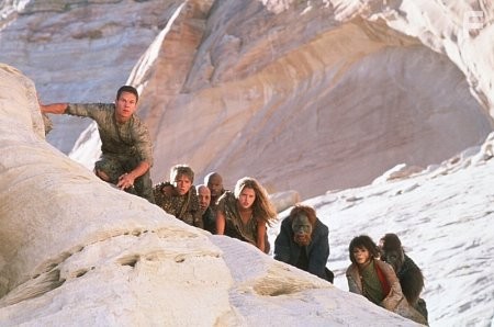 Mark Wahlberg, Helena Bonham Carter, Estella Warren, Erick Avari, Lucas Elliot Eberl, Paul Giamatti, Evan Parke, and Cary-Hiroyuki Tagawa in Планета обезьян (2001)