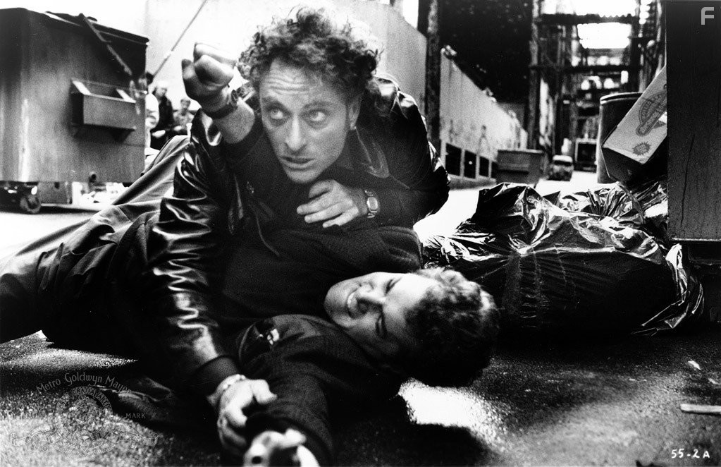 Ray Liotta and Kim Coates in Незабываемое (1996)