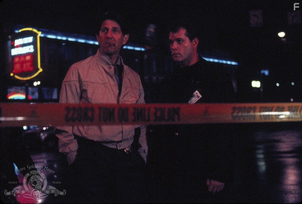 Ray Liotta and Peter Coyote in Незабываемое (1996)