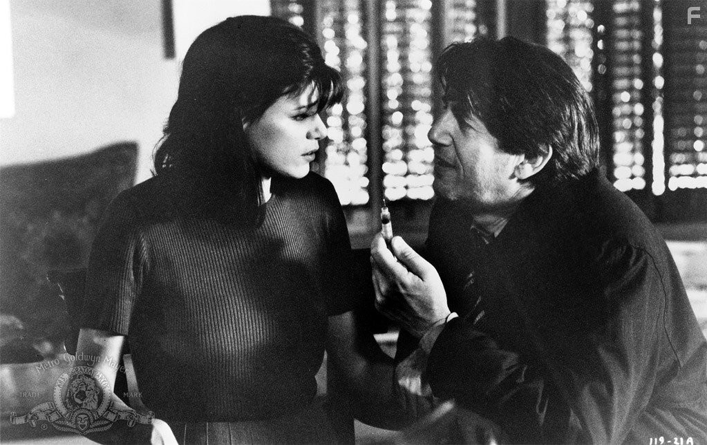 Linda Fiorentino and Peter Coyote in Незабываемое (1996)