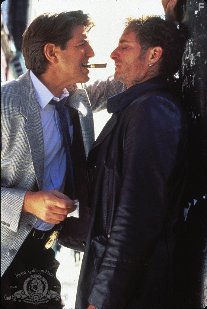 Peter Coyote and Kim Coates in Незабываемое (1996)
