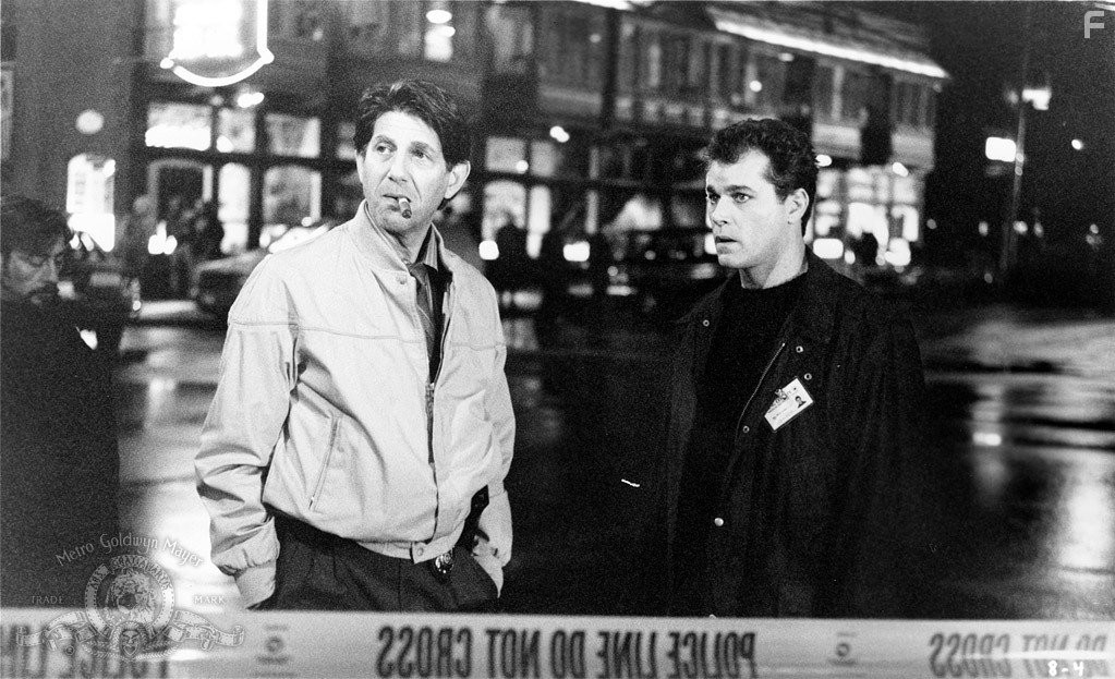 Ray Liotta and Peter Coyote in Незабываемое (1996)