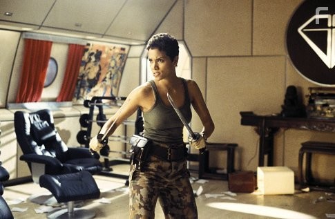 Jinx (HALLE BERRY) prepares to make her point.