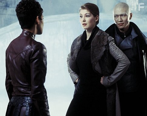 Jinx (HALLE BERRY) confronts Miranda Frost (ROSAMUND PIKE, center) and Zao (RICK YUNE, right).