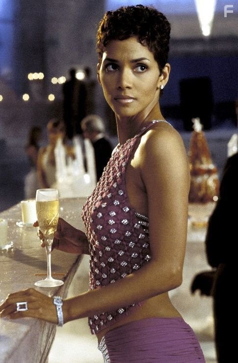 Halle Berry in Умри, но не сейчас (2002)