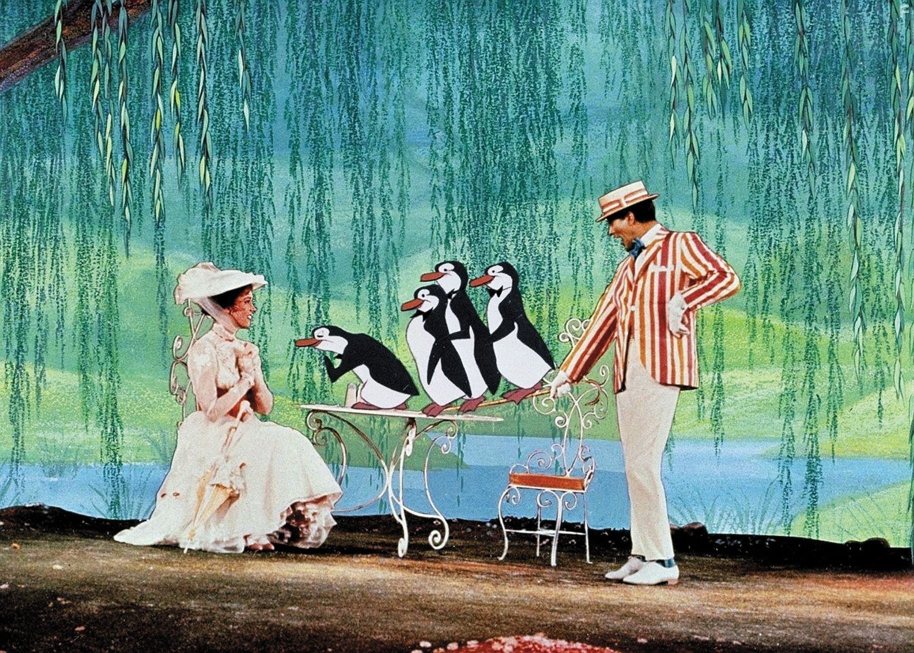 Julie Andrews and Dick Van Dyke in Мэри Поппинс (1964)