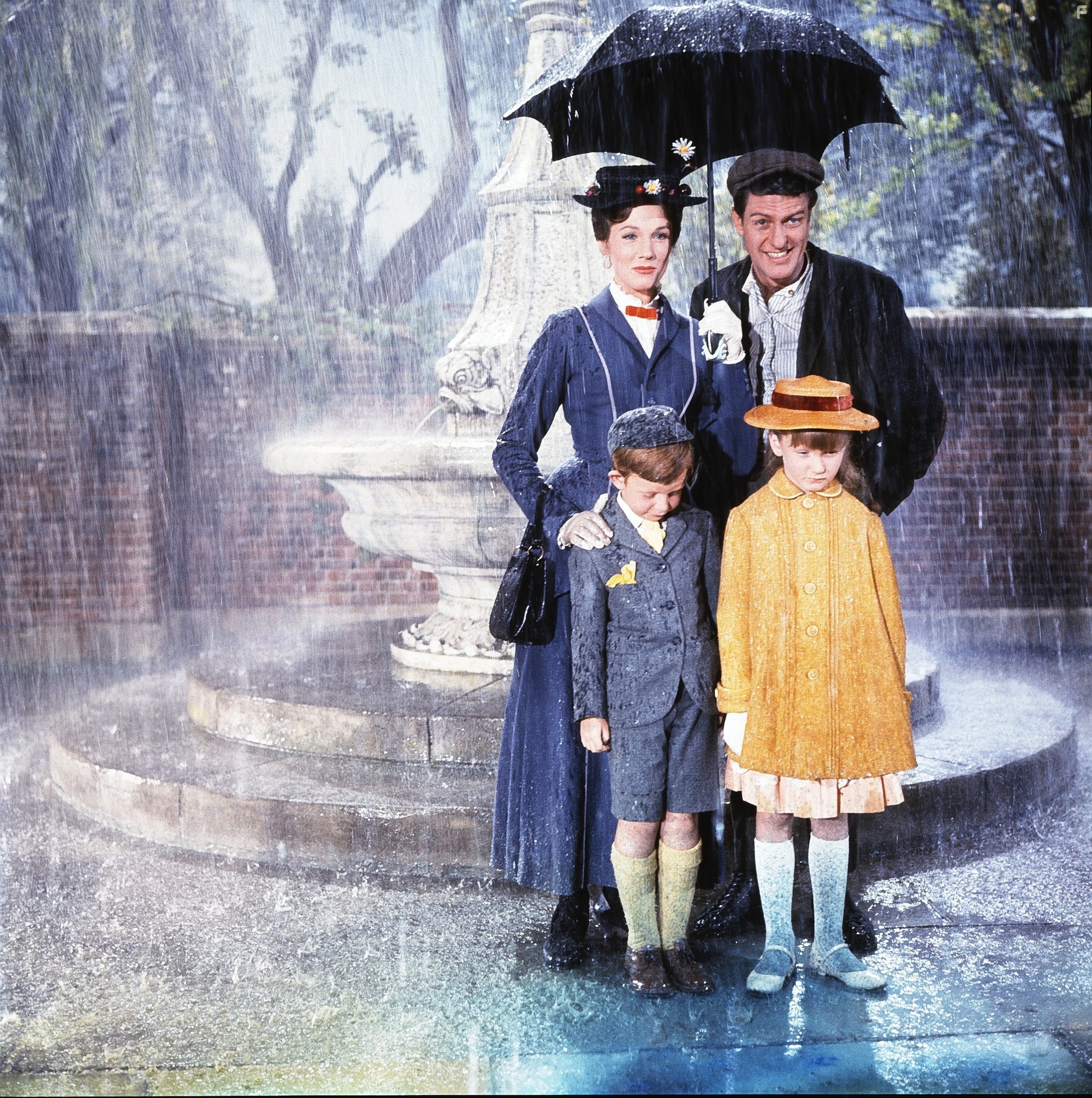 Julie Andrews, Dick Van Dyke, Karen Dotrice, and Matthew Garber in Мэри Поппинс (1964)