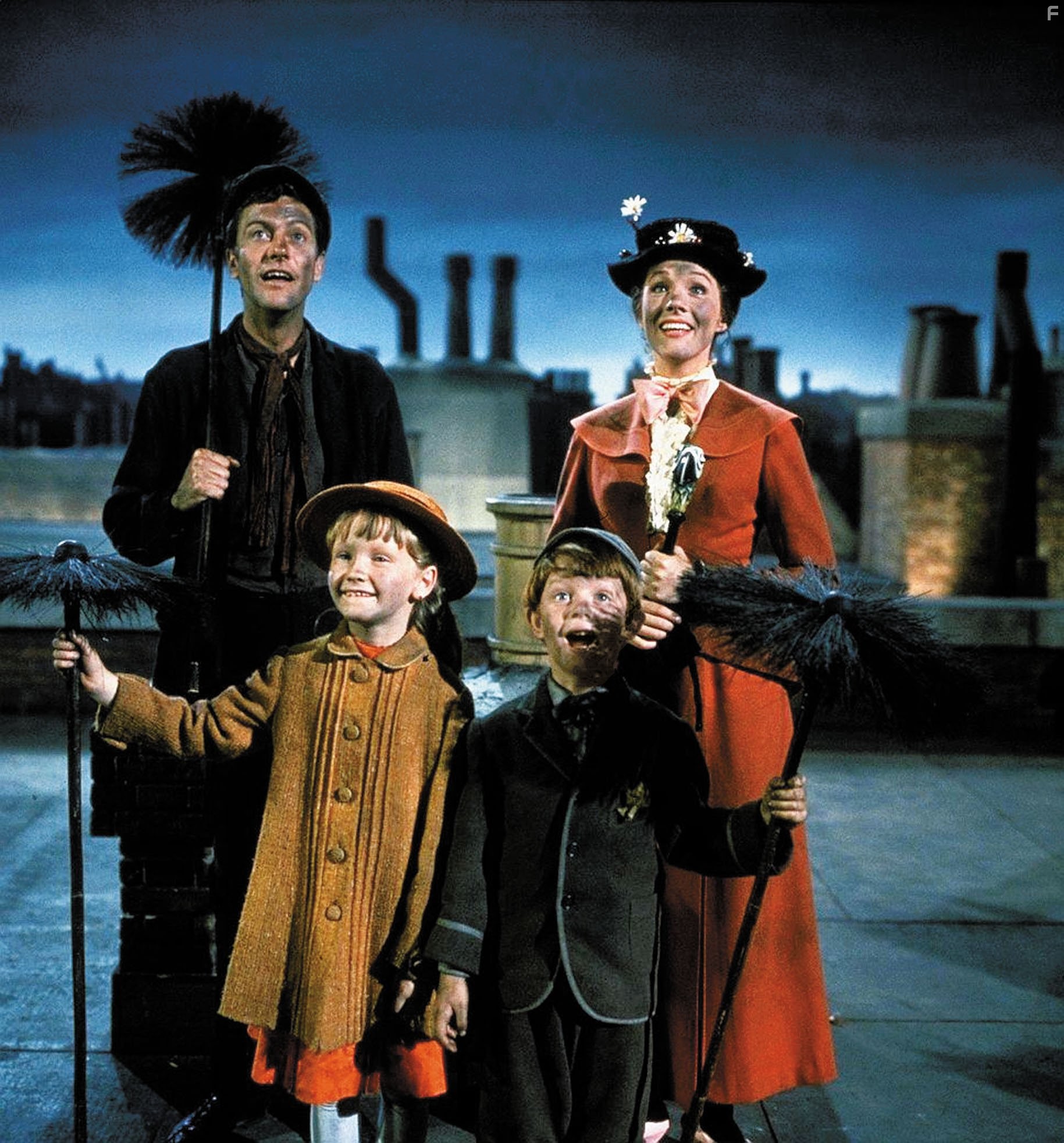 Julie Andrews, Dick Van Dyke, Karen Dotrice, and Matthew Garber in Мэри Поппинс (1964)