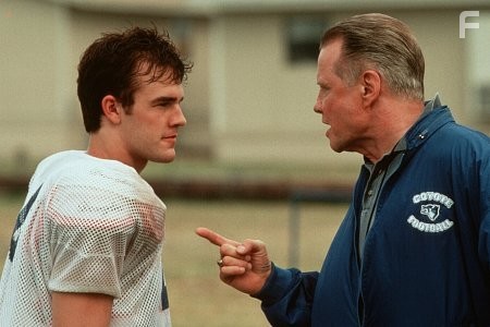 Jon Voight and James Van Der Beek in Студенческая команда (1999)