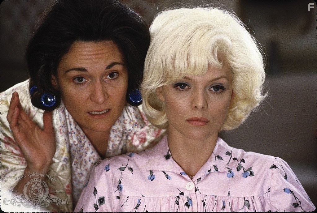 Michelle Pfeiffer and Beth Grant in Поле любви (1992)