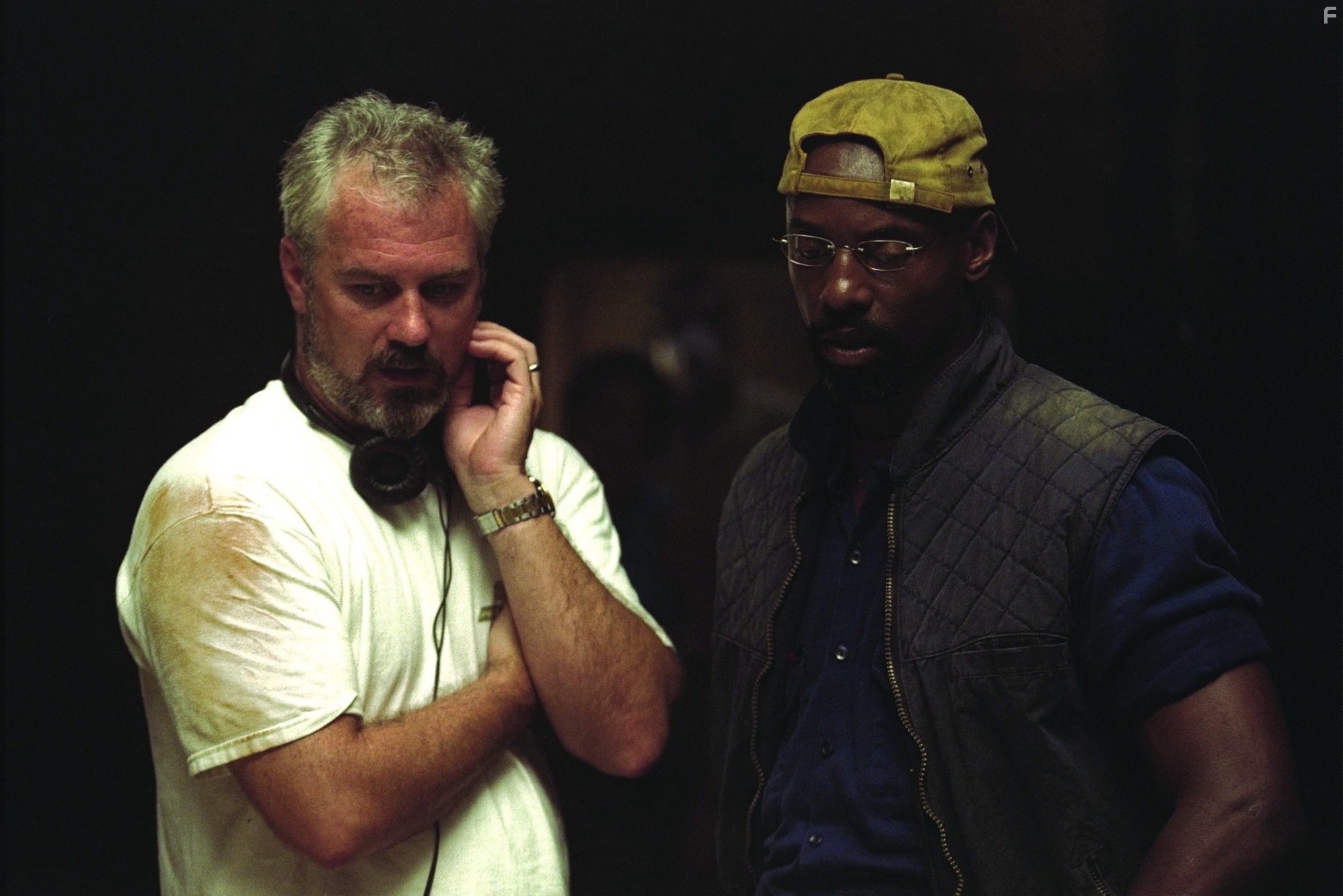 Steve Beck and Isaiah Washington in Корабль-призрак (2002)
