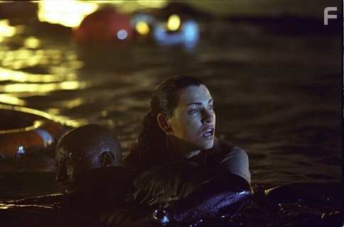 Julianna Margulies and Isaiah Washington in Корабль-призрак (2002)