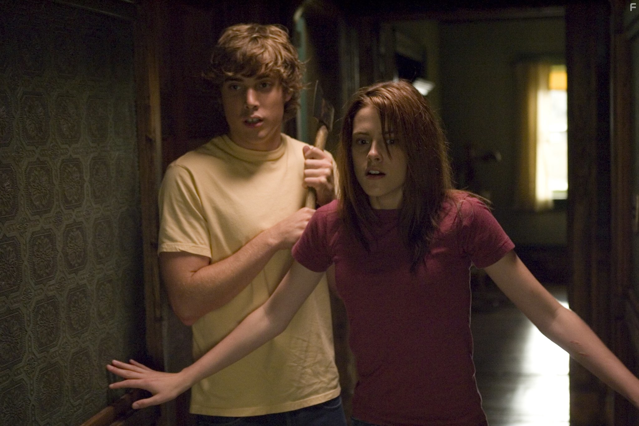 Kristen Stewart and Dustin Milligan in Посланники (2007)