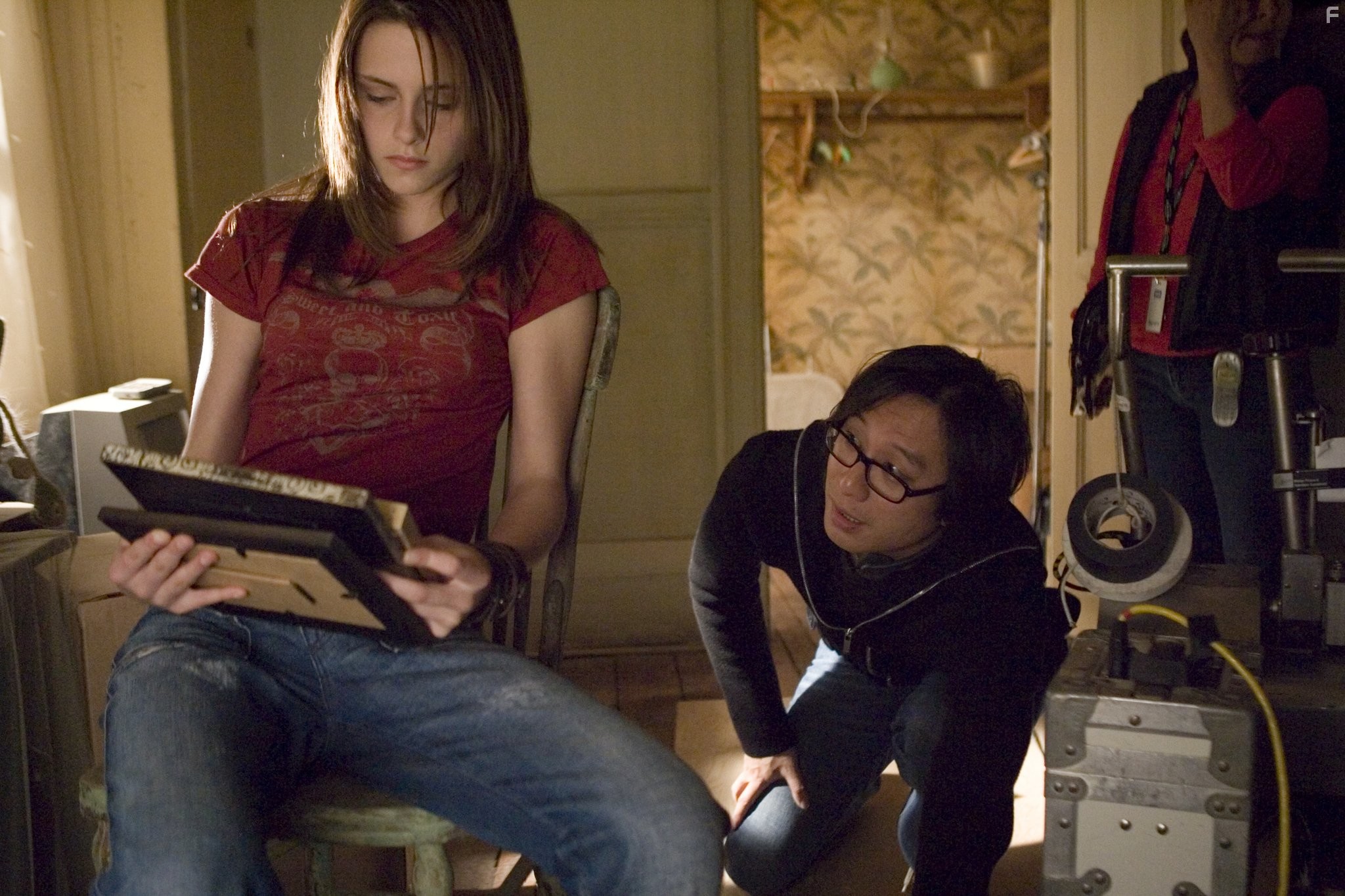Oxide Chun Pang and Kristen Stewart in Посланники (2007)