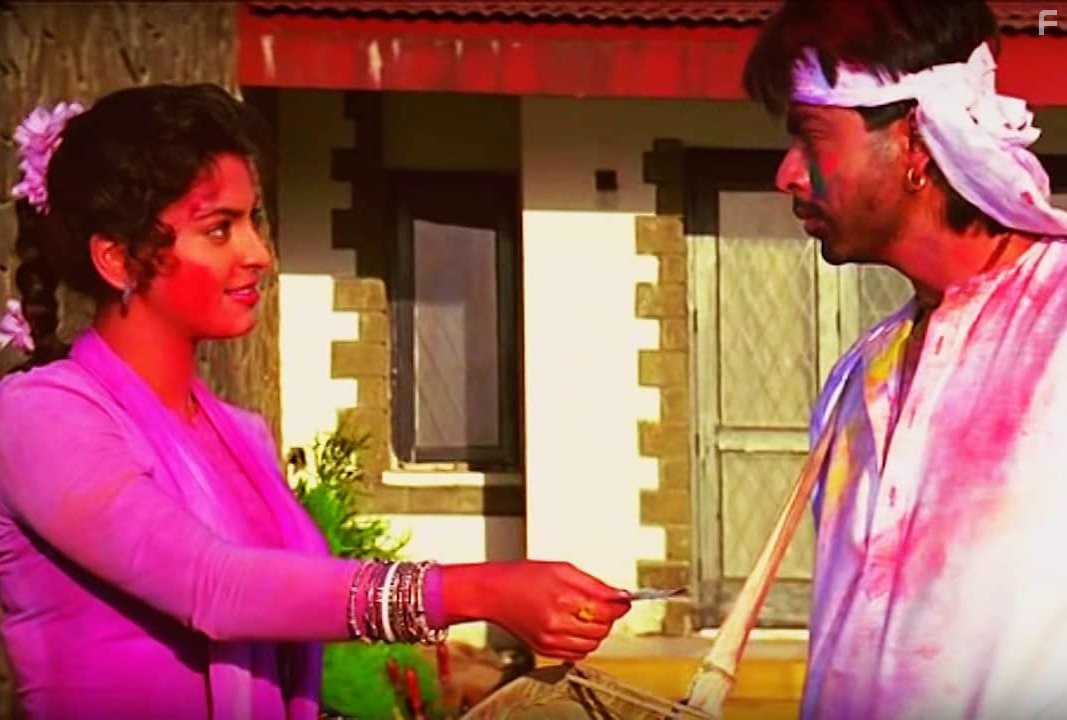 Juhi Chawla and Shah Rukh Khan in Жизнь под страхом (1993)