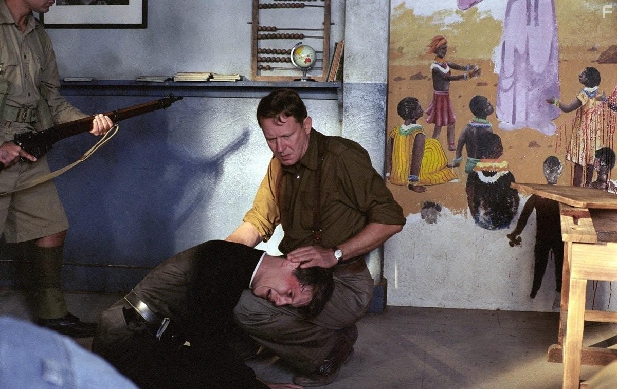 Stellan Skarsg?rd and Gabriel Mann in Изгоняющий дьявола: Приквел (2005)