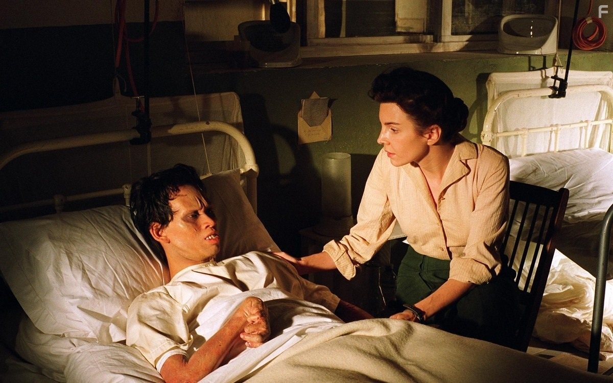 Clara Bellar and Billy Crawford in Изгоняющий дьявола: Приквел (2005)