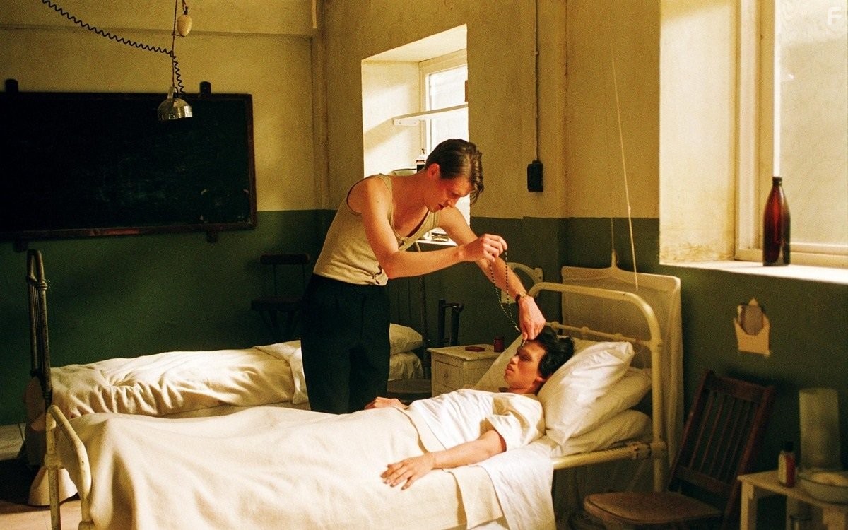 Gabriel Mann and Billy Crawford in Изгоняющий дьявола: Приквел (2005)