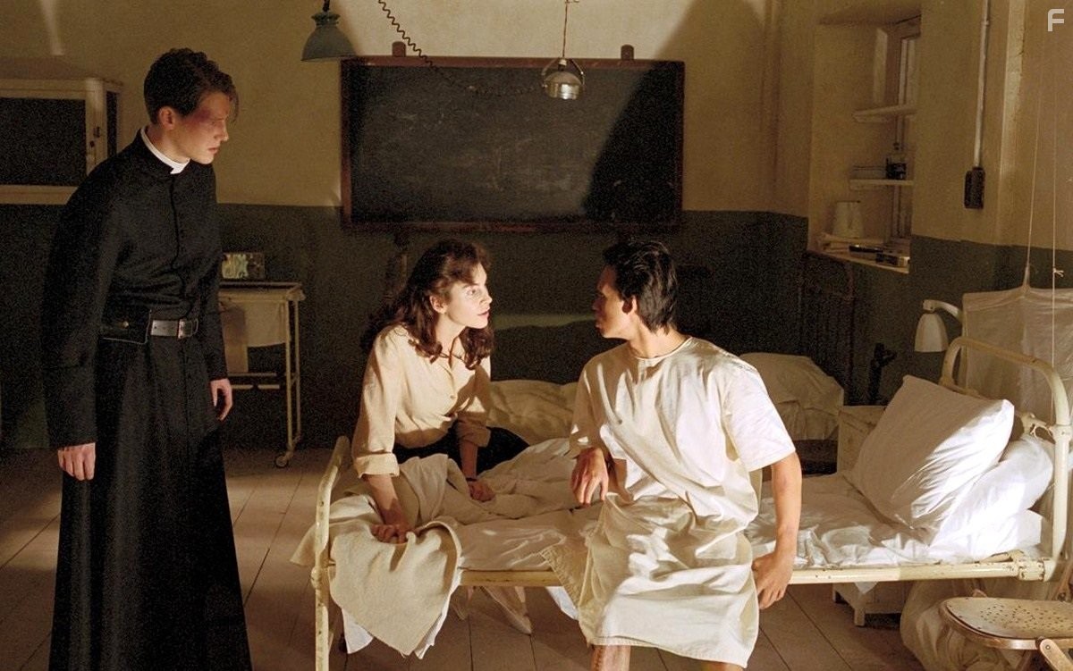 Clara Bellar, Gabriel Mann, and Billy Crawford in Изгоняющий дьявола: Приквел (2005)