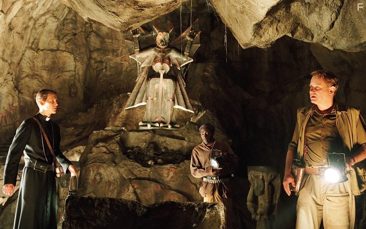 Stellan Skarsg?rd and Gabriel Mann in Изгоняющий дьявола: Приквел (2005)